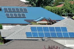 En este momento estás viendo Apagón en el Reino Unido, petróleo, emisiones de SO2 y centrales solares residenciales compiten con la red
